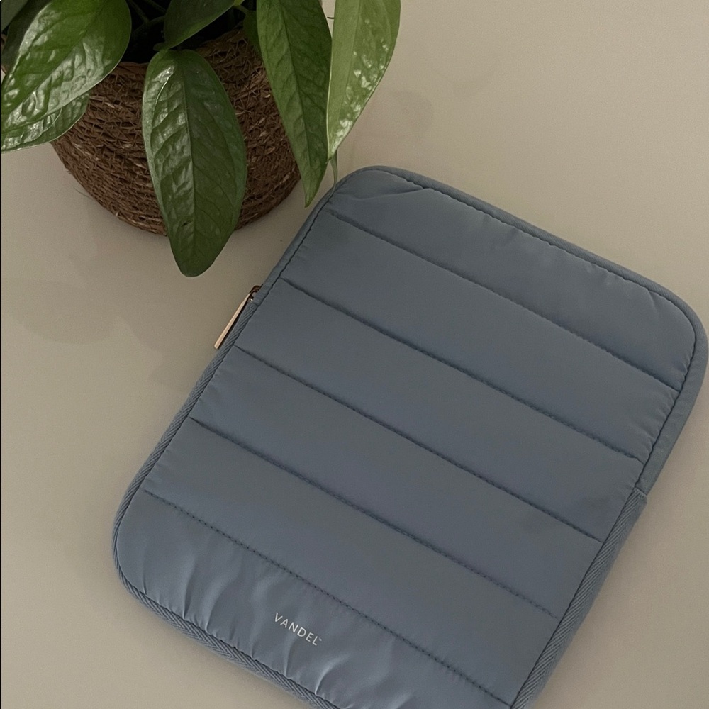 Vandel Original Puffy iPad Sleeve 9-11inch NWOT